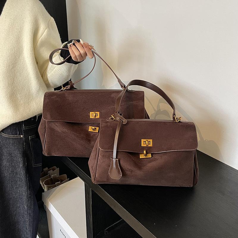 

Матовая сумка-багет под мышкой женская 2025 новая модная сумка почтальона для通勤 осень популярная ретро сумка-мессенджер Small 30 * 8 * 21 кофейный