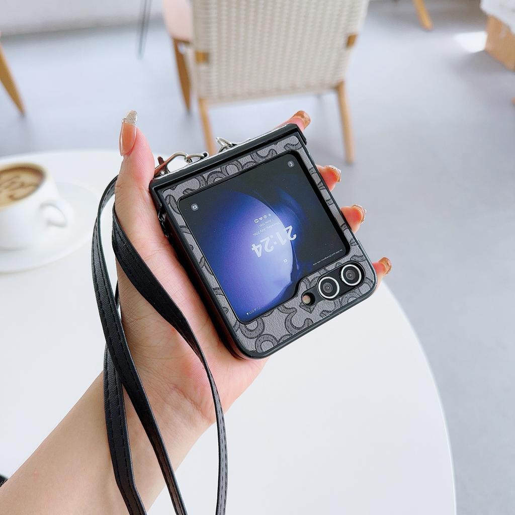 Für Samsung Galaxy Z Flip7 FE 5G/Z Flip6 5G Hülle Blumenmuster PU-Lederbeschichtete PC-Handyhülle mit Umhängeband