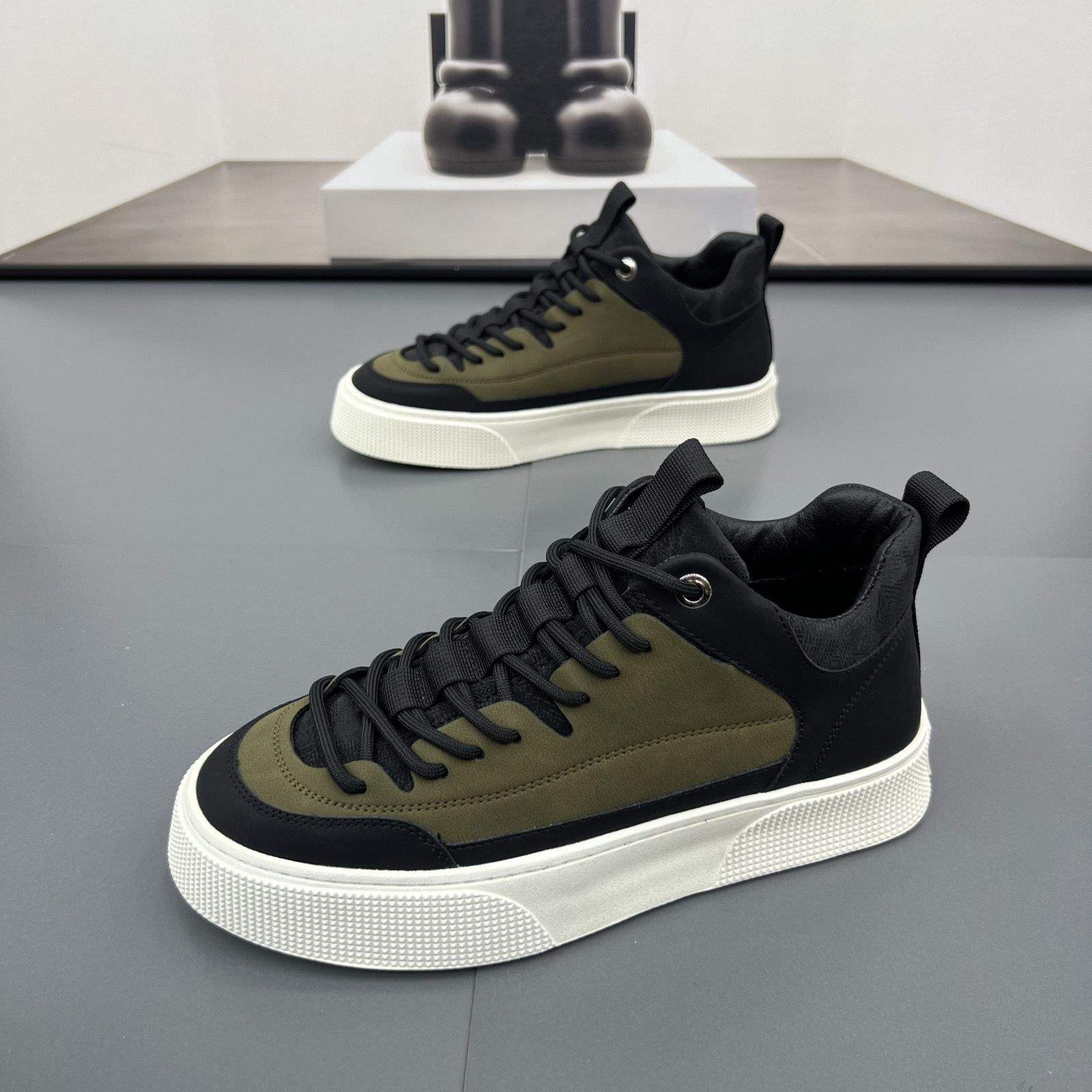 

Мужская обувь 2025 осень и зима новая бархатная обувь с высоким верхом, модная спортивная и повседневная обувь на мягкой подошве, мужские универсальные кеды с цветовой блокировкой 44