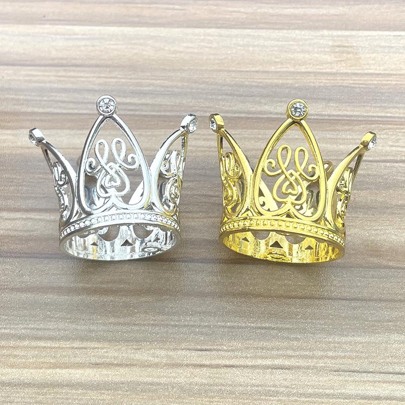 Heart-Shaped Crown Cake Decoration: Mini Cartoon Toy & Perfume Bottle Cap with 6 Diamond Alloy Accents