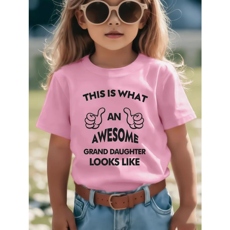 Mädchen T-Shirt mit Rundhalsausschnitt, kurzärmelig: "So sieht eine tolle Enkelin aus"