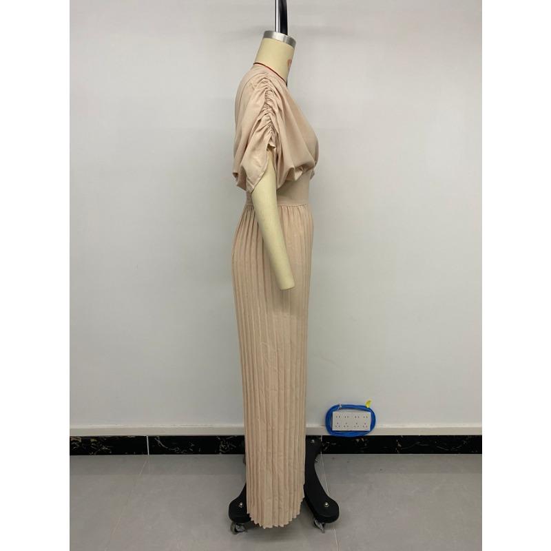 Kombinezon damski z dekoltem w serek i plisowanymi szerokimi nogawkami