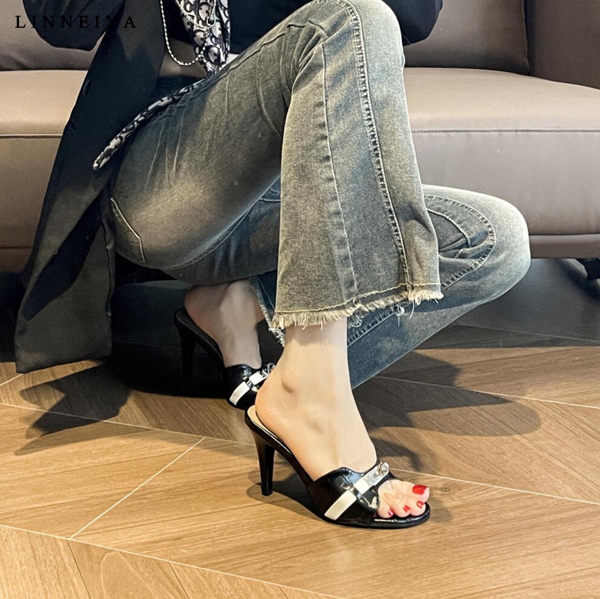 

Тапочки на высоком каблуке с металлической пряжкой 2025 года, новая универсальная верхняя одежда на осень и зиму, классные тапочки черного цвета на высоком каблуке 40 чёрный