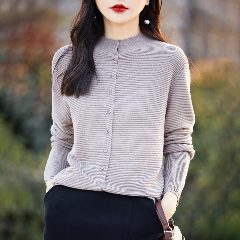 Leichte Strickjacke für Damen aus 50 % Wolle und 50 % Maulbeerseide – vielseitige Strickware für 4 Jahreszeiten für ganzjährigen Komfort und Stil