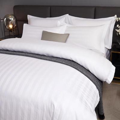 Mling Ganzjahres-Hoteldecke mit weißem Satinstreifen