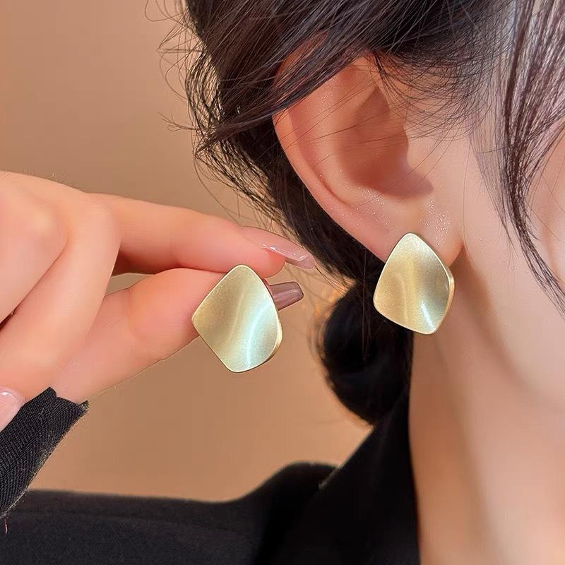 Retro Metal Gold Color Smooth Geometric Stud Earrings For Women Korean Jewelry Fashion Wedding Party Earrings Goth Jewelry Gift