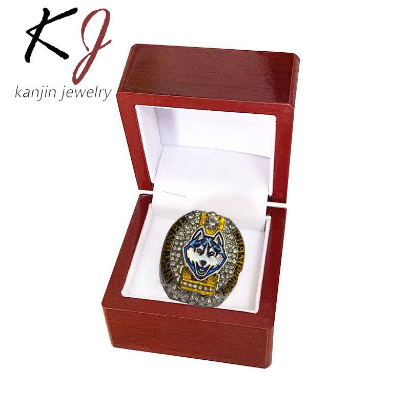 

Чемпіонський перстень чоловічої баскетбольної команди Університету Коннектикуту 2024 року Size 11