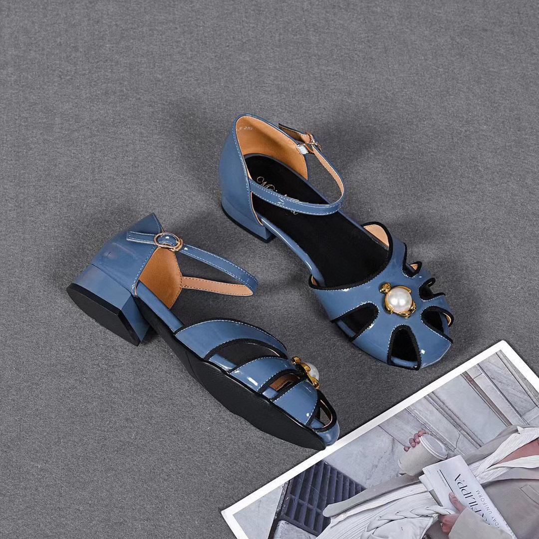 

Женские сандалии на плоской подошве 2025 лето баотоу полые сандалии на низком каблуке полые жемчужные коровьи лакированные однословные пуговицы римские туфли 40 синий