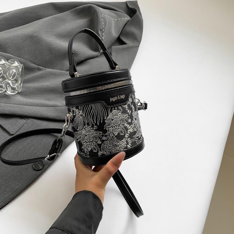 Stilvolle Lässige Beuteltasche Für Damen In Trendigen Herbstfarben Mit Schlankem Urbanem Design