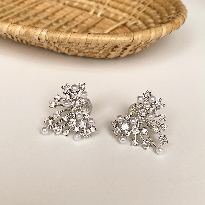 

Ear clips without ear piercings~ Bright galaxy inlaid zirconium love pearl studs, fashionable mosquito coil disc earrings,high-end sense