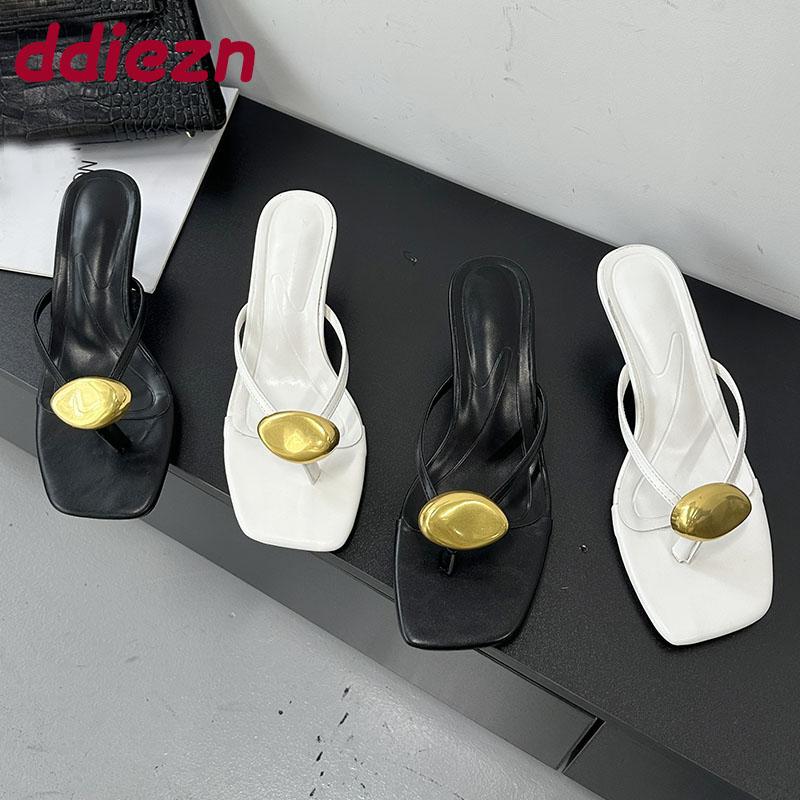 Mode Neu Sommer Mode Metall Damen Niedriger Absatz Hausschuhe Schuhe Strand Weiblich Flip-Flops Sandalen Damen Absatz Hausschuhe Pantoletten Pumps