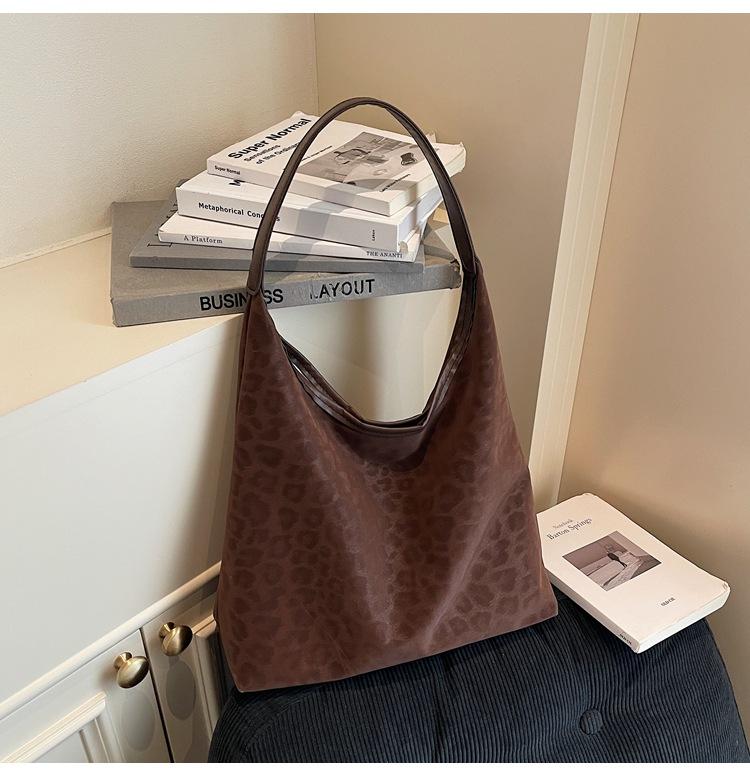 

Retro fashion leopard print tote bag women s Korean version trend casual large capacity shoulder bag versatile underarm bag commuting