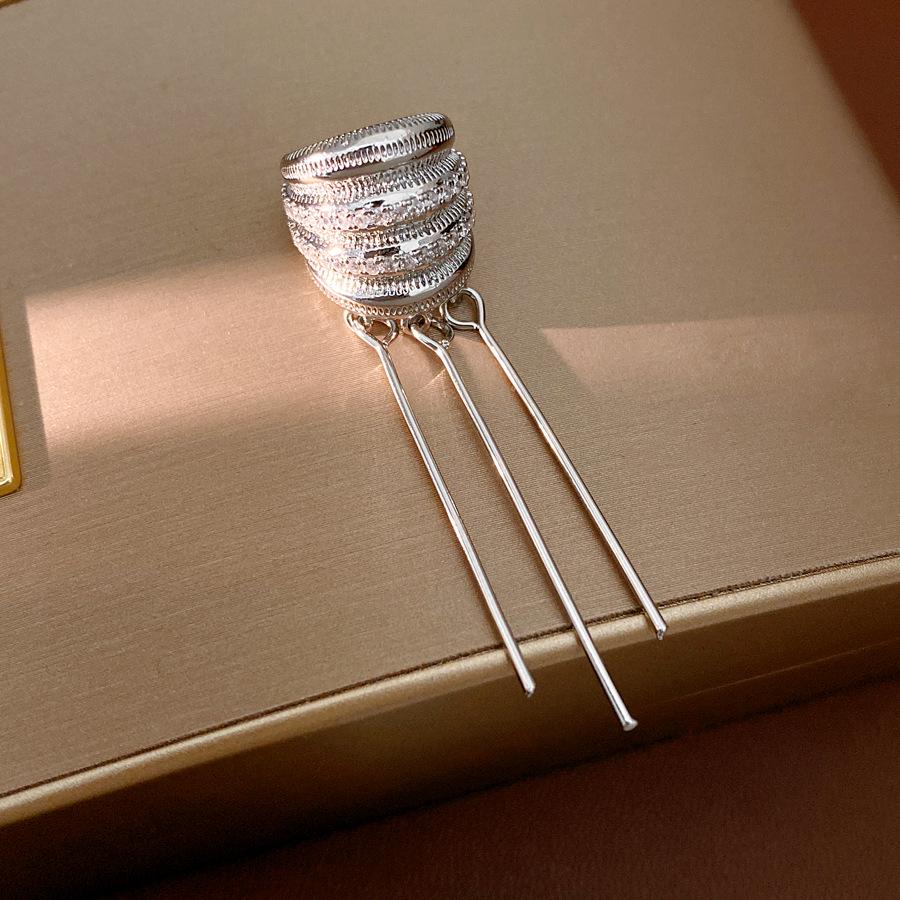 Zircon Tassel Ear Clip for Women – No Piercing Needed, Trendy Cartilage Accessory in Light Luxury Style.
