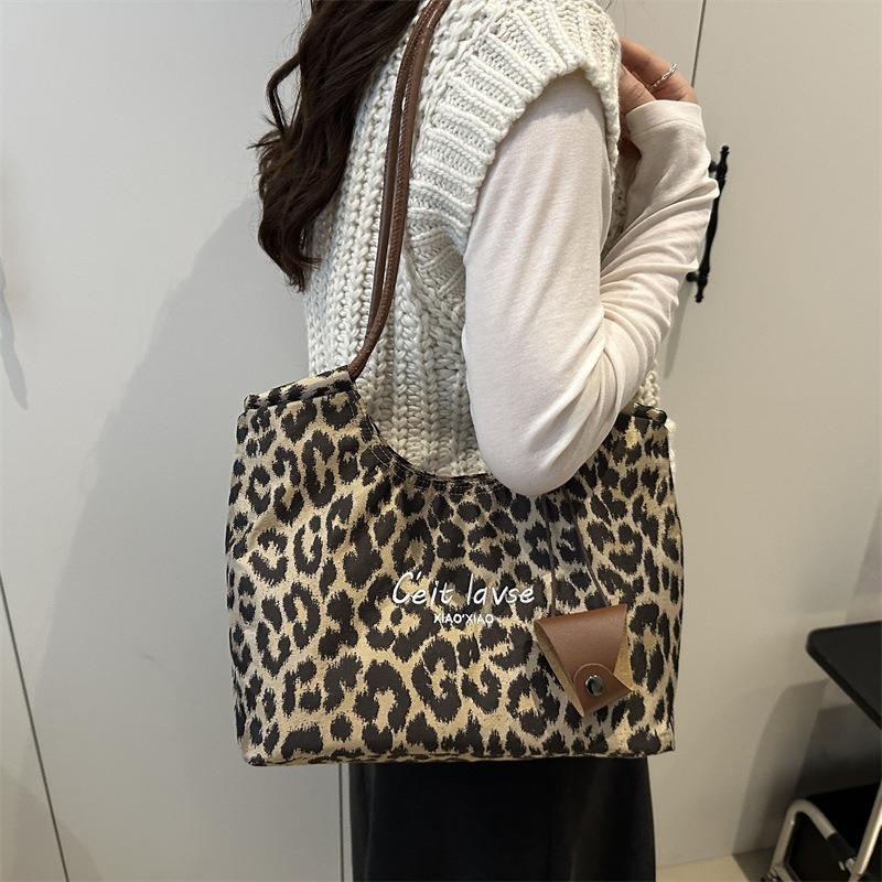 Large Capacity Leopard Print Autumn New Tote Bag Women's Commuter Shoulder Bag Fashionable, Casual and Lightweight