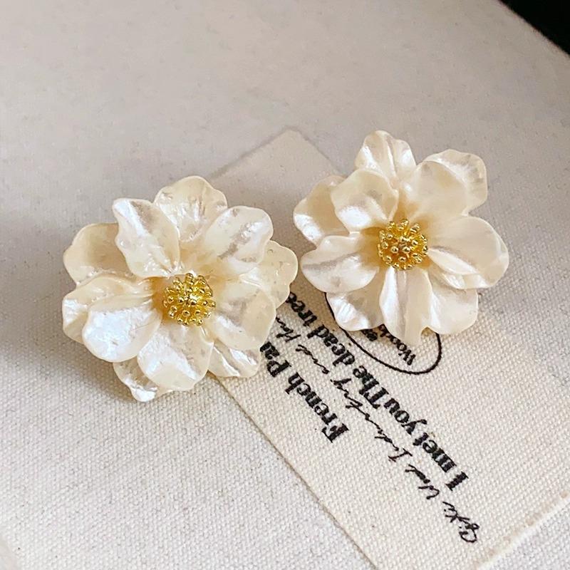 White Acrylic Flower Women's Stud Earrings Folded Florals Korean Fashion Sweet Petals Irregular Female Earrings 2025 new in