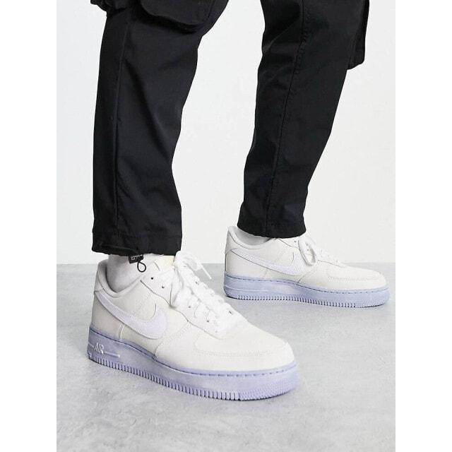 

Белые кроссовки Nike Air Force 1 07 на серой подошве