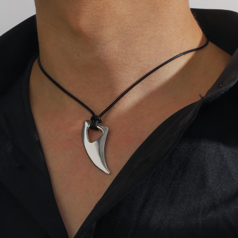 Punk Gothic Metal Wolf Fang Pendant Necklaces for Men Boy Personalized Street Bull Horn Necklaces Wild Party Jewelry Accessories