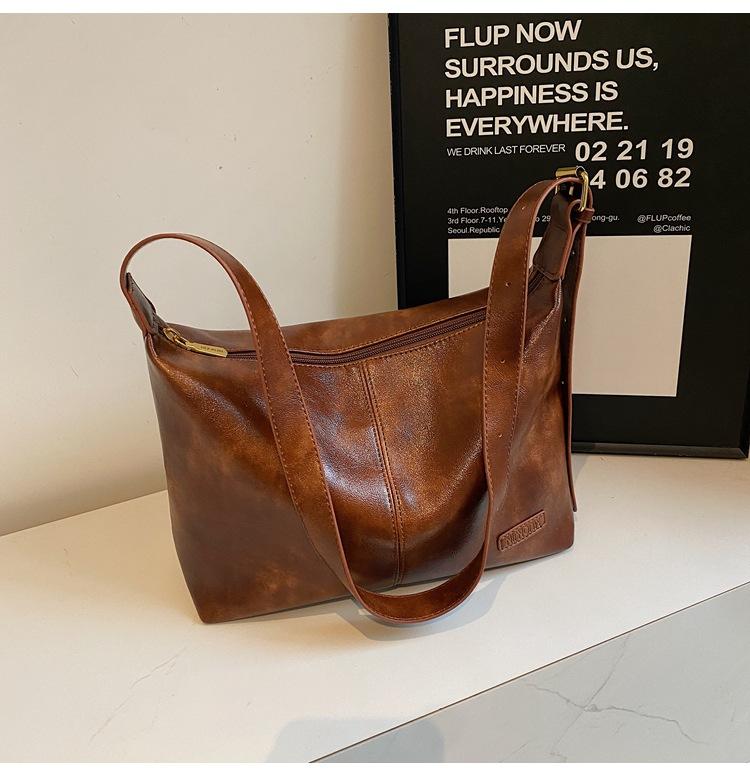 

Niche design tote bag women s Korean version ins fashionable large-capacity shoulder bag 2025 new trendy simple messenger bag коричневый