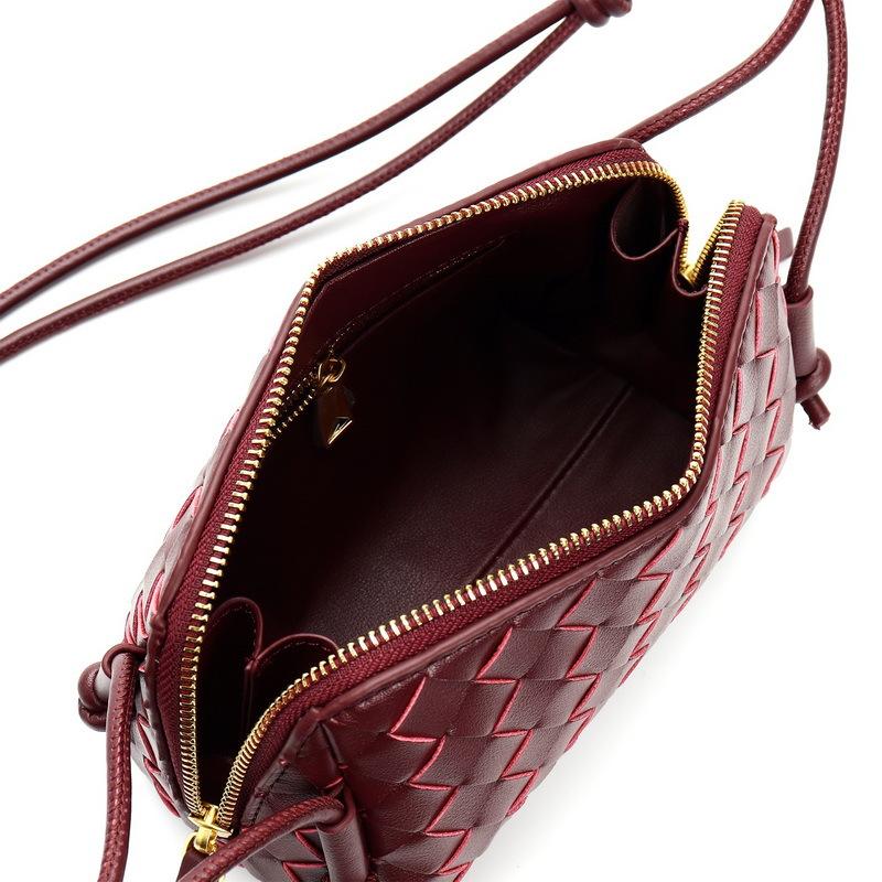 2025 New Genuine Leather Women's Bag Fashion Weaving Mini Camera Bag Pillow Shell Small Bag Single Shoulder Diagonal Cross Border Bag