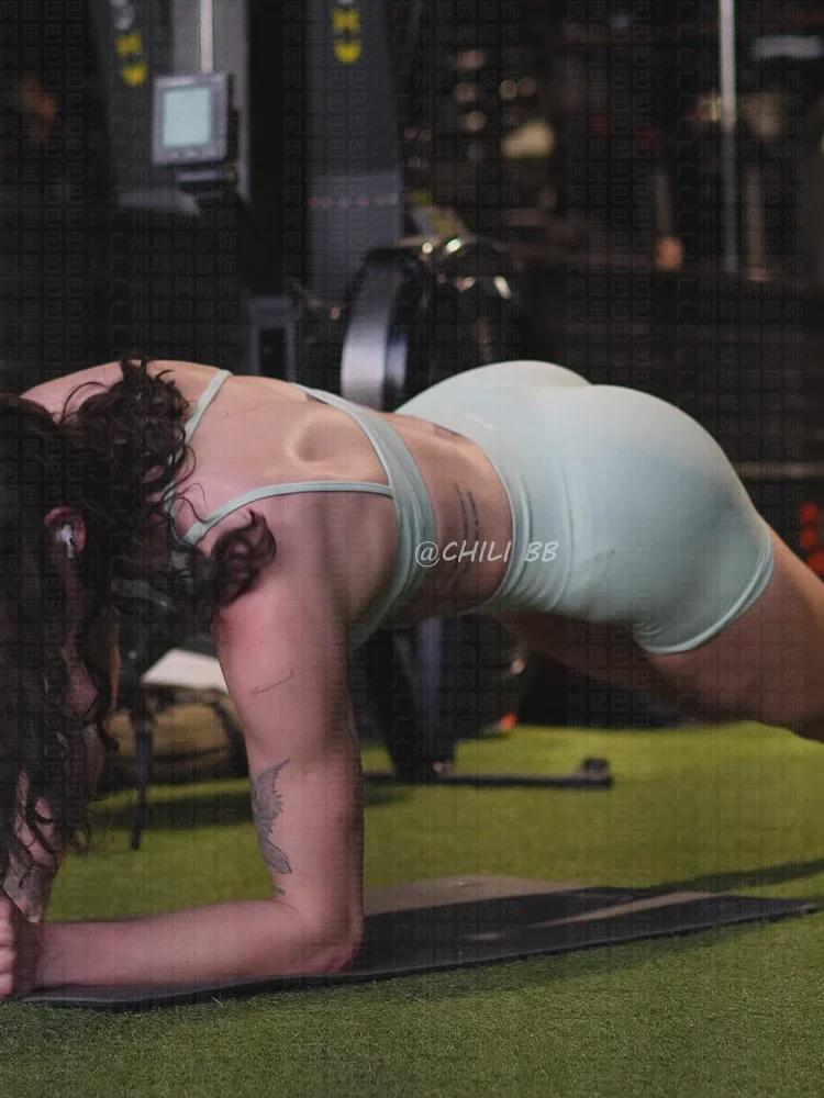 Dfyne Impact Sports Bra: No-label Design with Chest Pads, Showcasing Chest and Back. Perfect for Yoga! Model 1615.