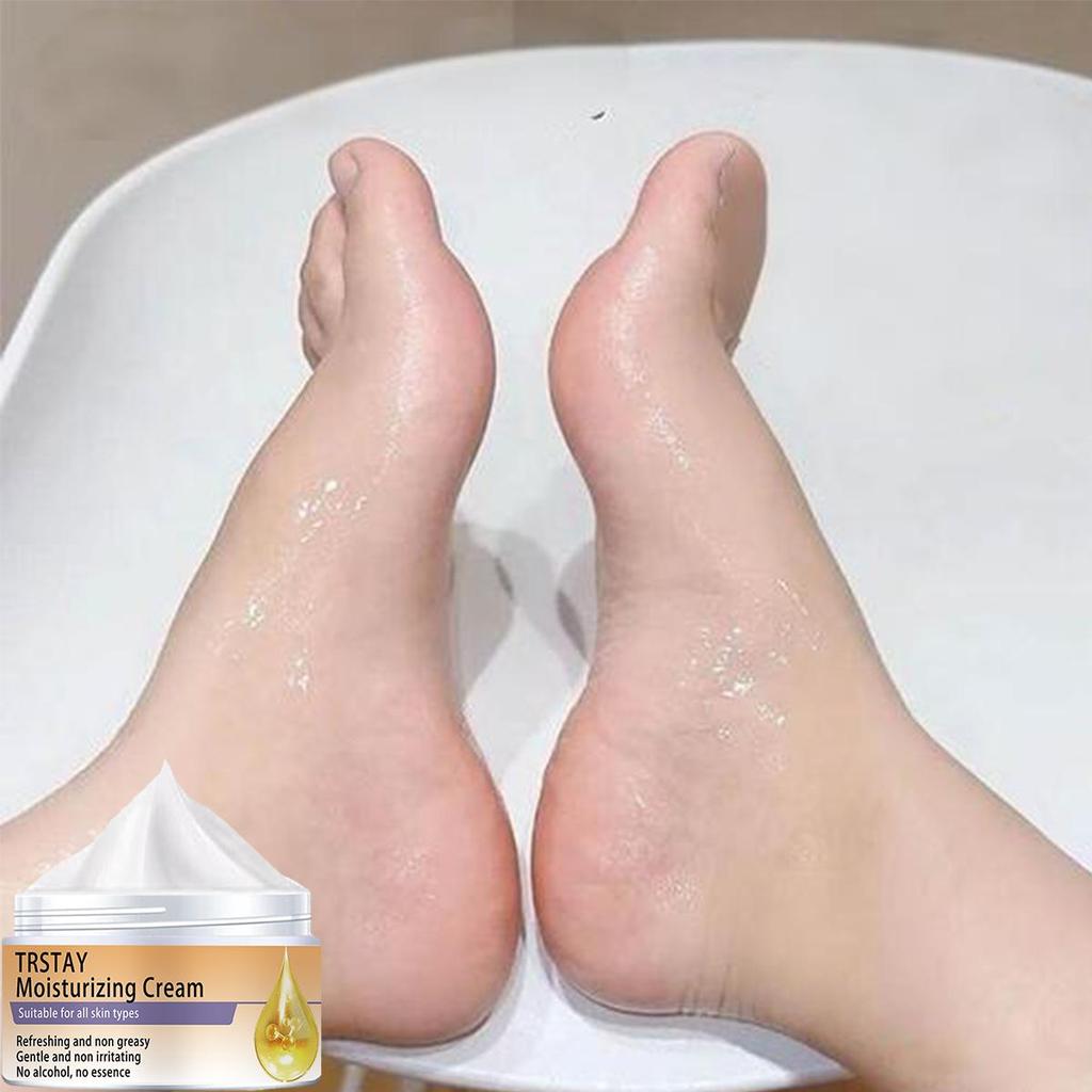 Fotfuktighetskrem lysner opp hudtonen, fukter, letter matthet og strammer opp huden