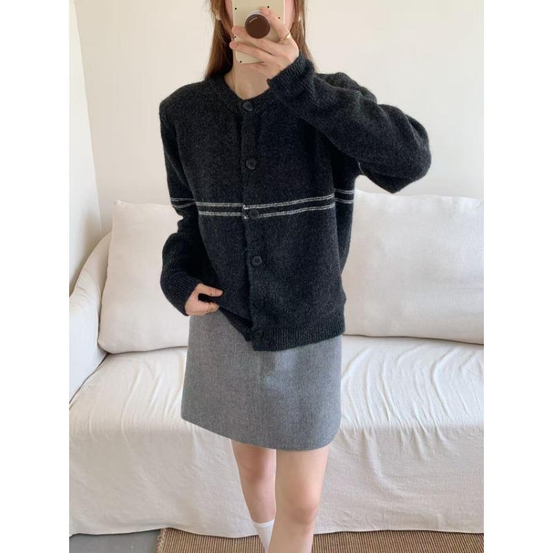 

Retro knitted sweater for women s autumn and winter new contrasting colors single-breasted simple casual crew neck sweater jacket for women One size