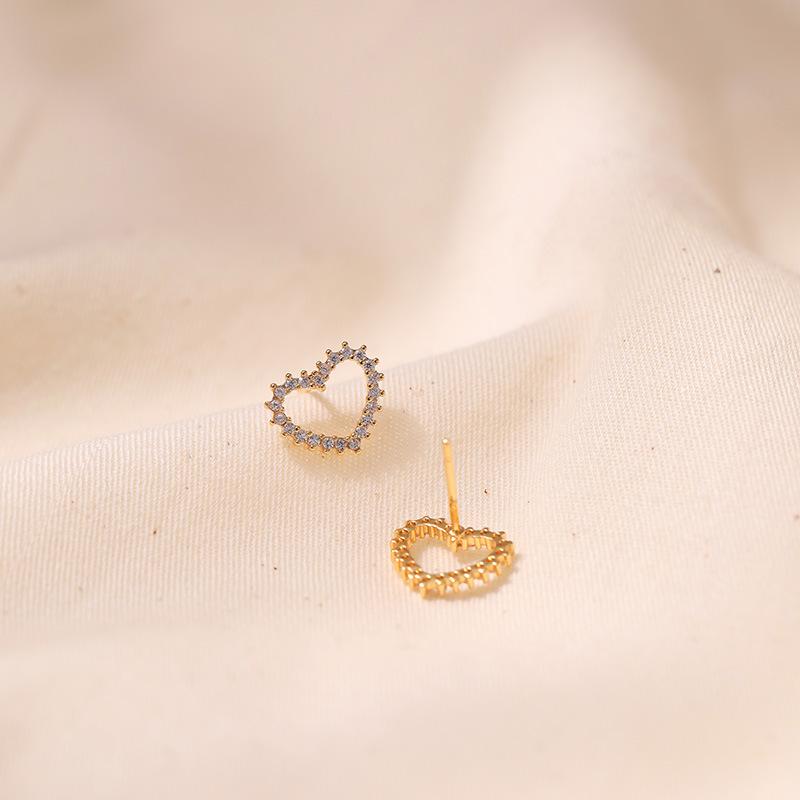 Simple Ins Style Sweet Heart Shaped 18k Gold Plated Copper Stud Earrings For Women