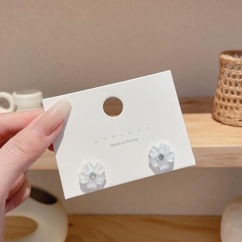 

Trend Resin Acrylic White Five-petaled Flowers Stud Earrings for Women Korean Fashion Cute Geometry Zircon Accessories Gift