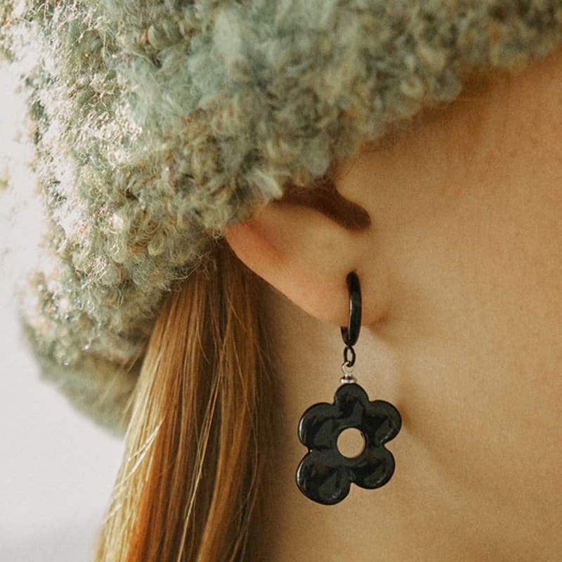 VVV Unbalanced Daisy Ring Earrings