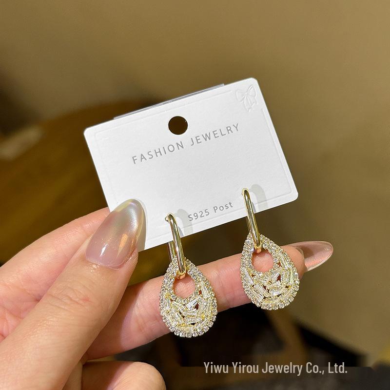 Exquisite Women s Geometric Diamond Ear Cuffs: High-End Two-Way Hollow Design Earrings