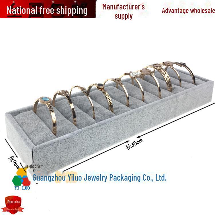 Suport de Expunere Bijuterii din Catifea pentru Inele & Brățări - Formă Trapezoidală cu Accente Aurii și Argintii