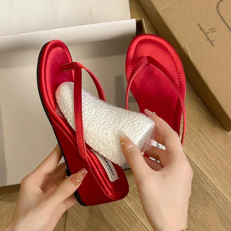 Designer Sommer Strand Dame Klips Tå Tøfler Mote Utendørs Slip On Kilehæl Slides Kvinnelige Flip Flop Sko