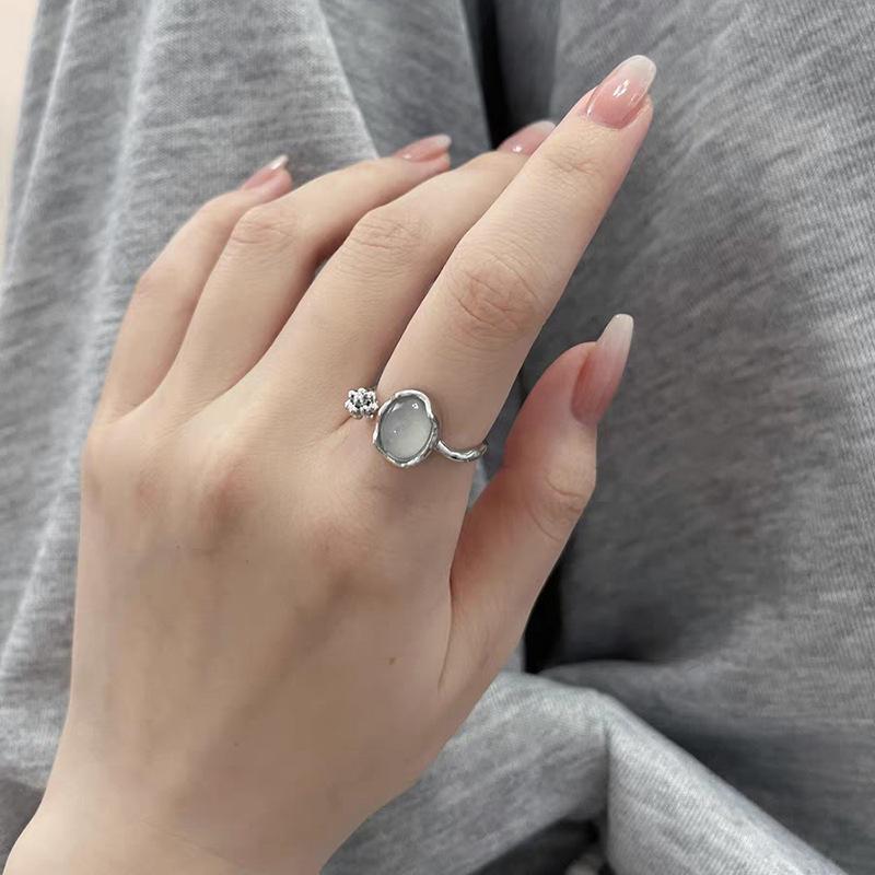 Кольцо с лунным камнем Женское Нишевый дизайн Чувство Простое Высококлассное Открытое кольцо с драгоценным камнем Холодный ветер Сладкое Adjustable opening