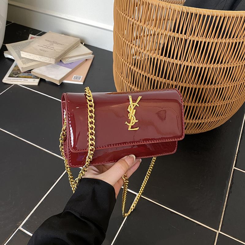 

2025 Модна жіноча висококласна лакована шкіряна сумка кросбоді на ланцюжку червоний