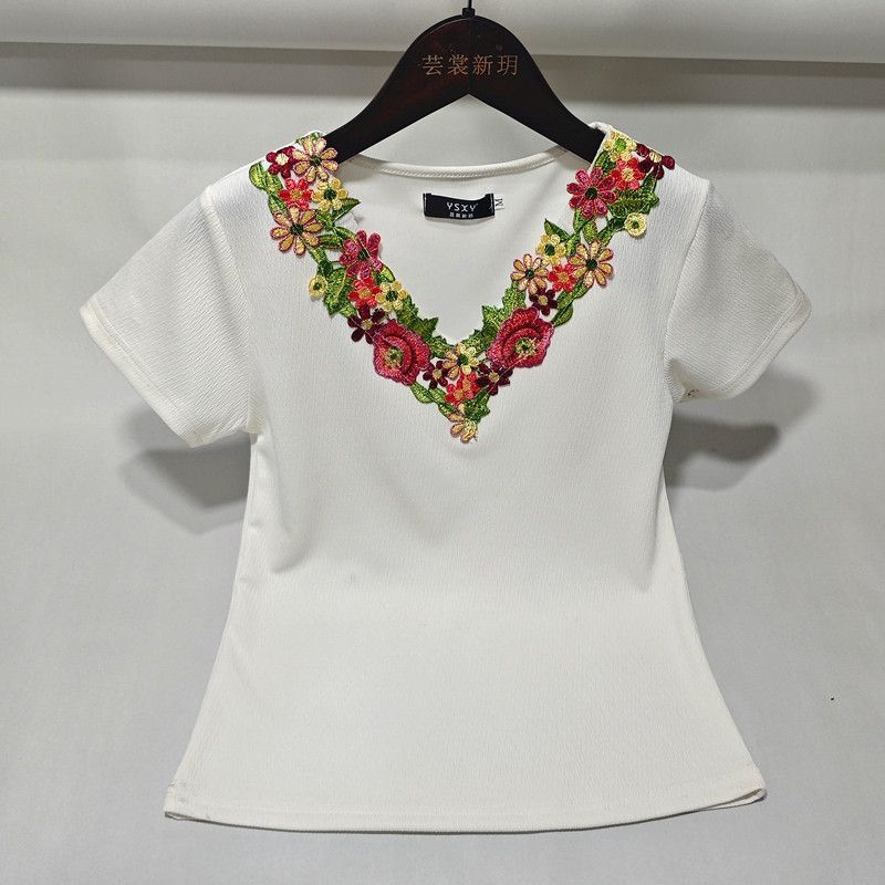 Women s Black Slim Fit Short Sleeve Top with 3D Floral Embroidered V-Neck Detail L белый