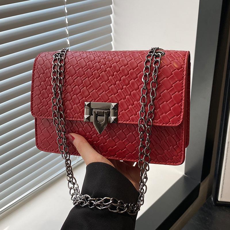 

Beautiful small square bag street trend fashion personalized messenger women s bag 2025 summer new casual simple shoulder bag красный