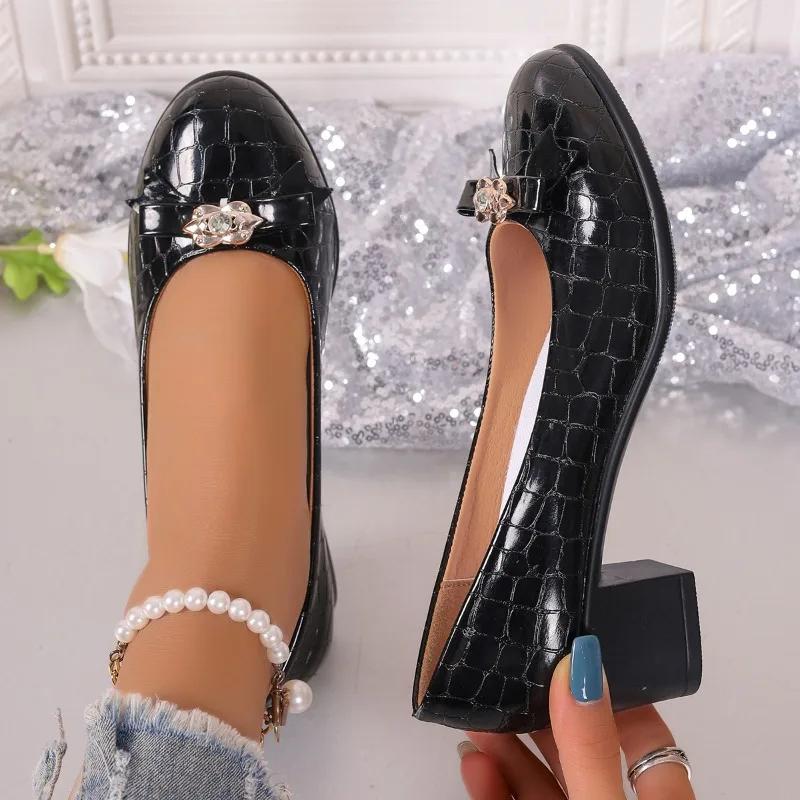 Mode 2025 Mode Slipper Damen High Heels Runde Zehenpartie Blockabsatz Pumps Schleife Metalldekoration Flach Übergröße Büro & Karriere