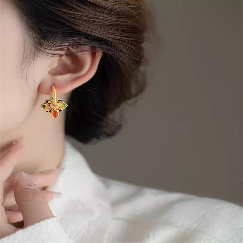 Hand-Painted Maple Leaf Chinese Style Earrings: Retro Floral Luxury Temperament Studs 2024
