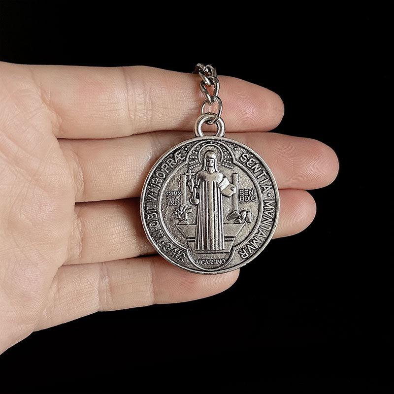 1 Stück Jesus St. Benedikt Anhänger Schlüsselanhänger Vintage Rund Beidseitiges Muster Kreuz Legierung Schlüsselanhänger Mode Schlüsselanhänger Zubehör