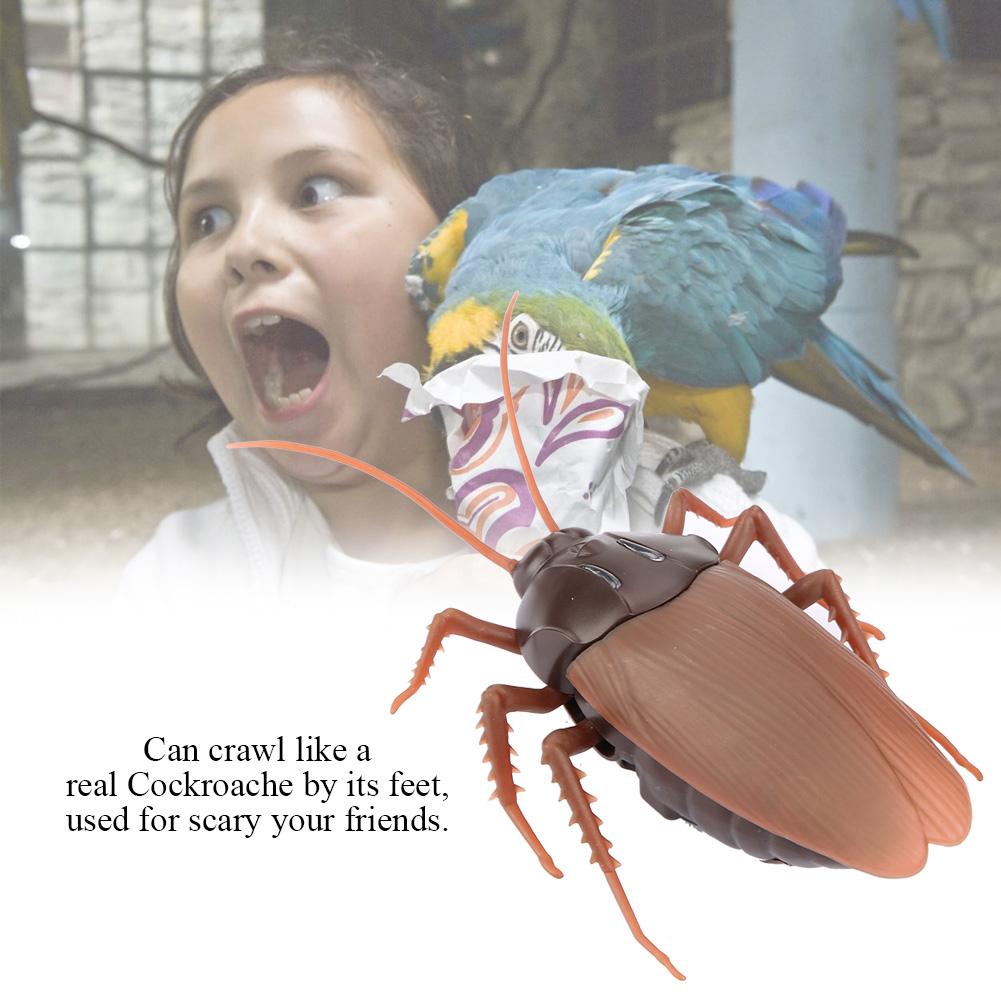 Remote Control Cockroach Toy Fake Crawling Prank Gadget for with Infrared Control for Halloween Christmas Day