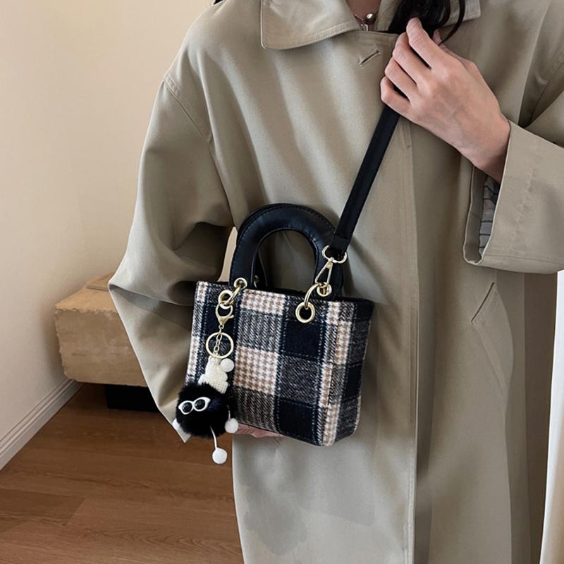 Jesienna i zimowa niszowa wełniana mała torba, prosta i wszechstronna torba na ramię na jedno ramię, torba retro w kratę księżnej Diany