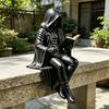 Zittend Magere Hein Model Gotische Dark Fantasy Figuur, Lezend Met Kap Standbeeld, Hars Skelet Standbeeld Halloween Figuurtje voor Boekenkast Huisdecoratie