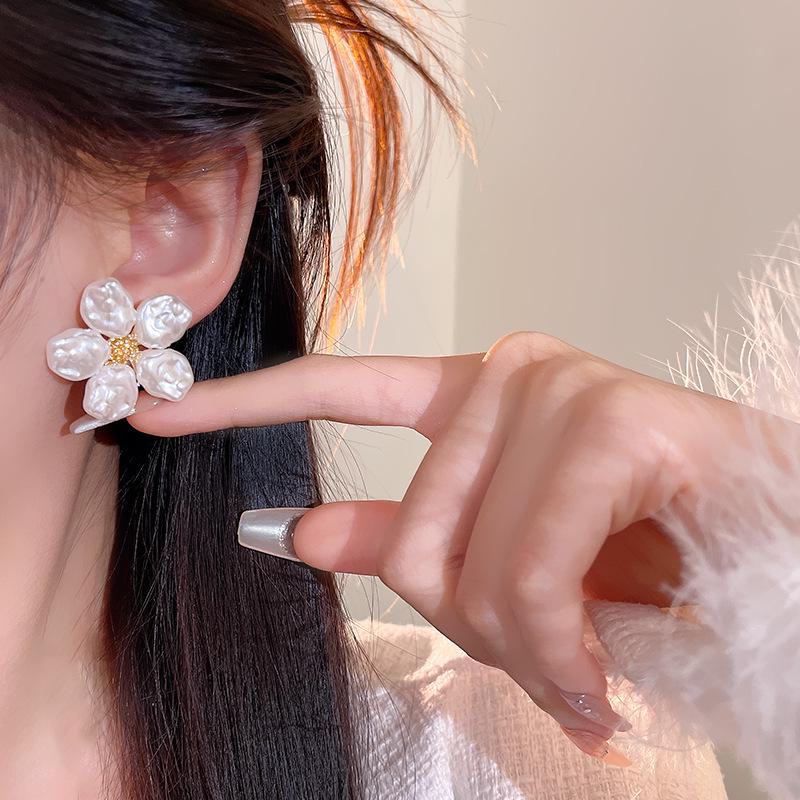 Französische Retro Perlenblumenohrringe: Trendiger Hongkong-Stil, Luxusnische, vielseitig und elegant.