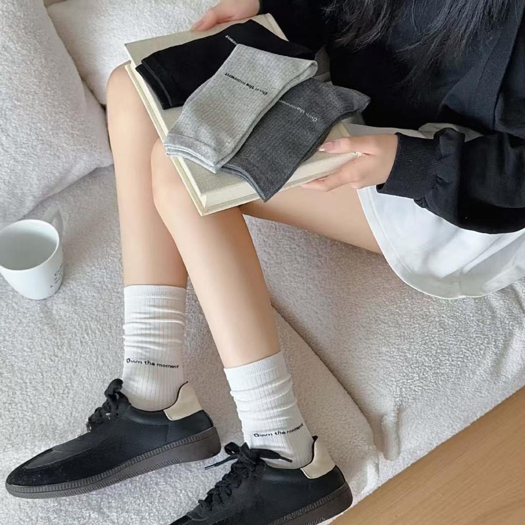 Autumn and Winter Women's Socks, Retro Style Socks, Flowered and Mixed Thread Knitted Mid-calf Socks, Thickened Letter Printed Trendy Socks