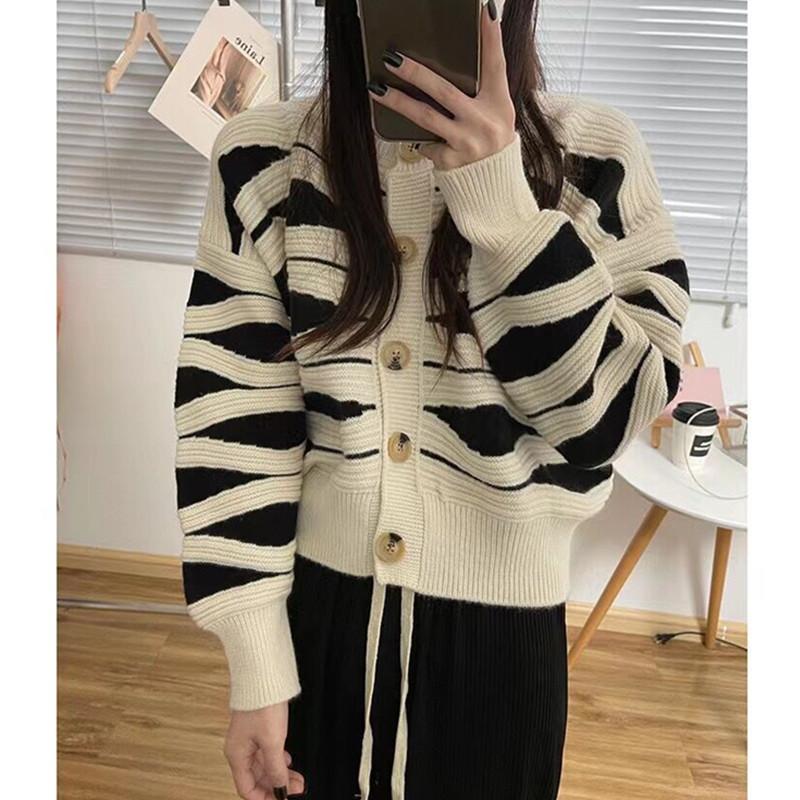 

Autumn and winter new Korean design sense niche wave striped knitted sweater cardigan women 6628# One size бежевый