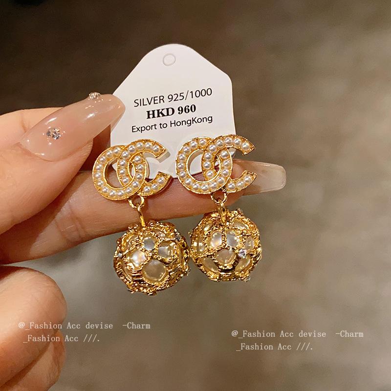 „Geometrische Ohrringe mit Silbernadel und Diamantperlen – High-End-Retro-Design“