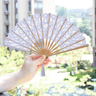 Abanico plegable de encaje de 27CM con borla, accesorios para fotos de actuación de baile de boda Vintage, abanico portátil de mano para verano, suministros para fiestas, regalo
