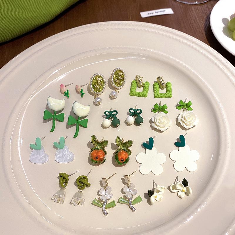 Spring and Summer Light and Fresh Flower-shaped Earrings for Women, Small and Exclusive, with A Sophisticated and Elegant Feel. Ear Ornaments.