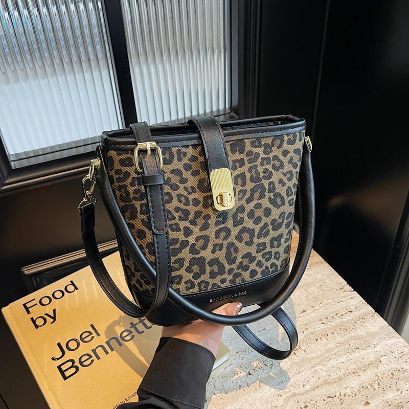 Bag Women's New Fashion Messenger Bag Versatile Casual Handbag
