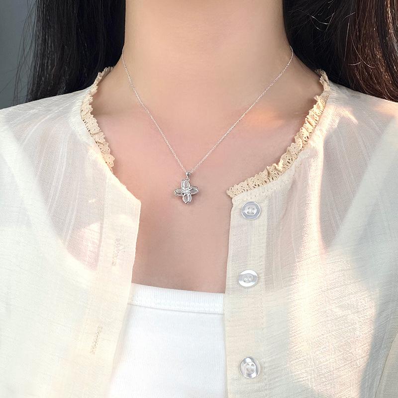 Smart Flower Necklace for Women's Light Luxury and Sweet Clavicle Chain New Rotatable Neckpiece